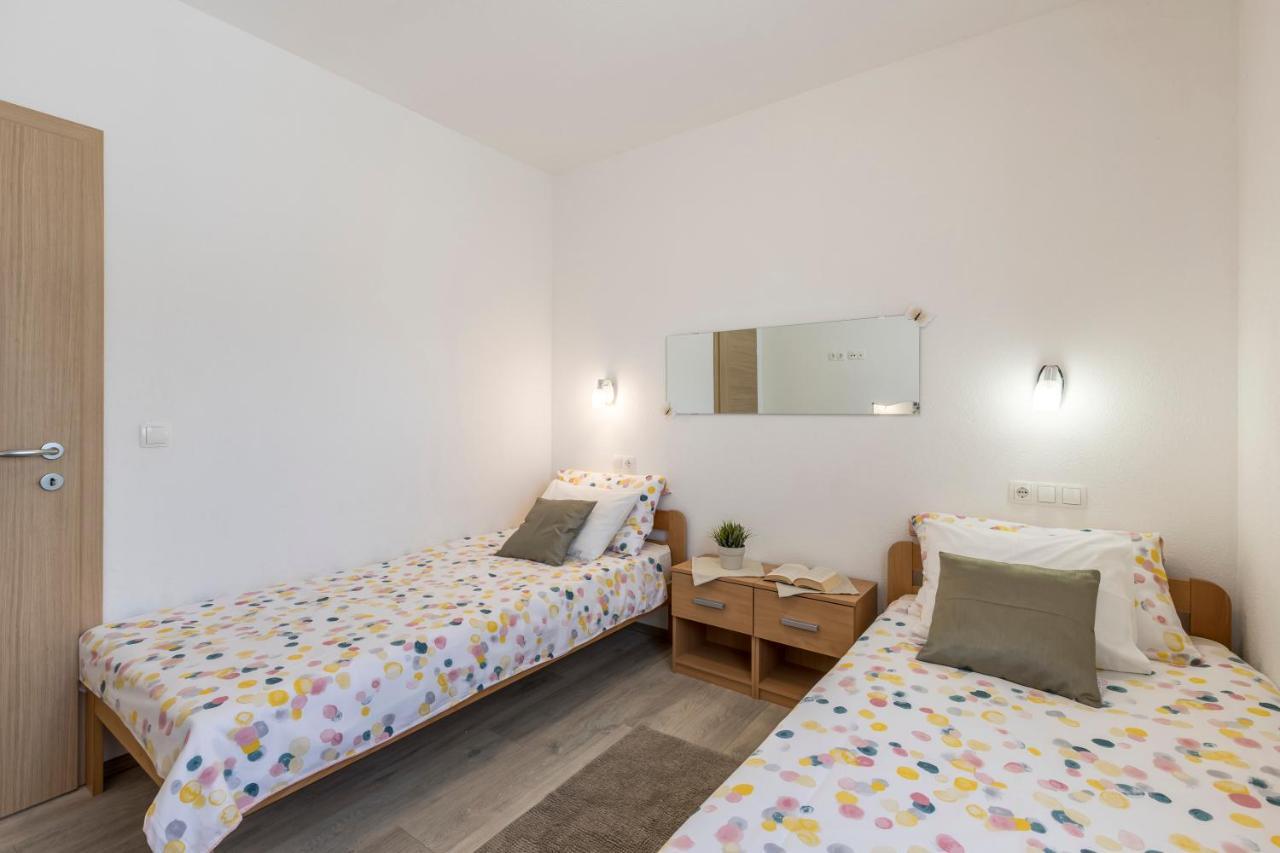 Apart Sa Terasom 250M Od Plaze,Parking,Wi Fi,Rostilj Trogir Eksteriør bilde