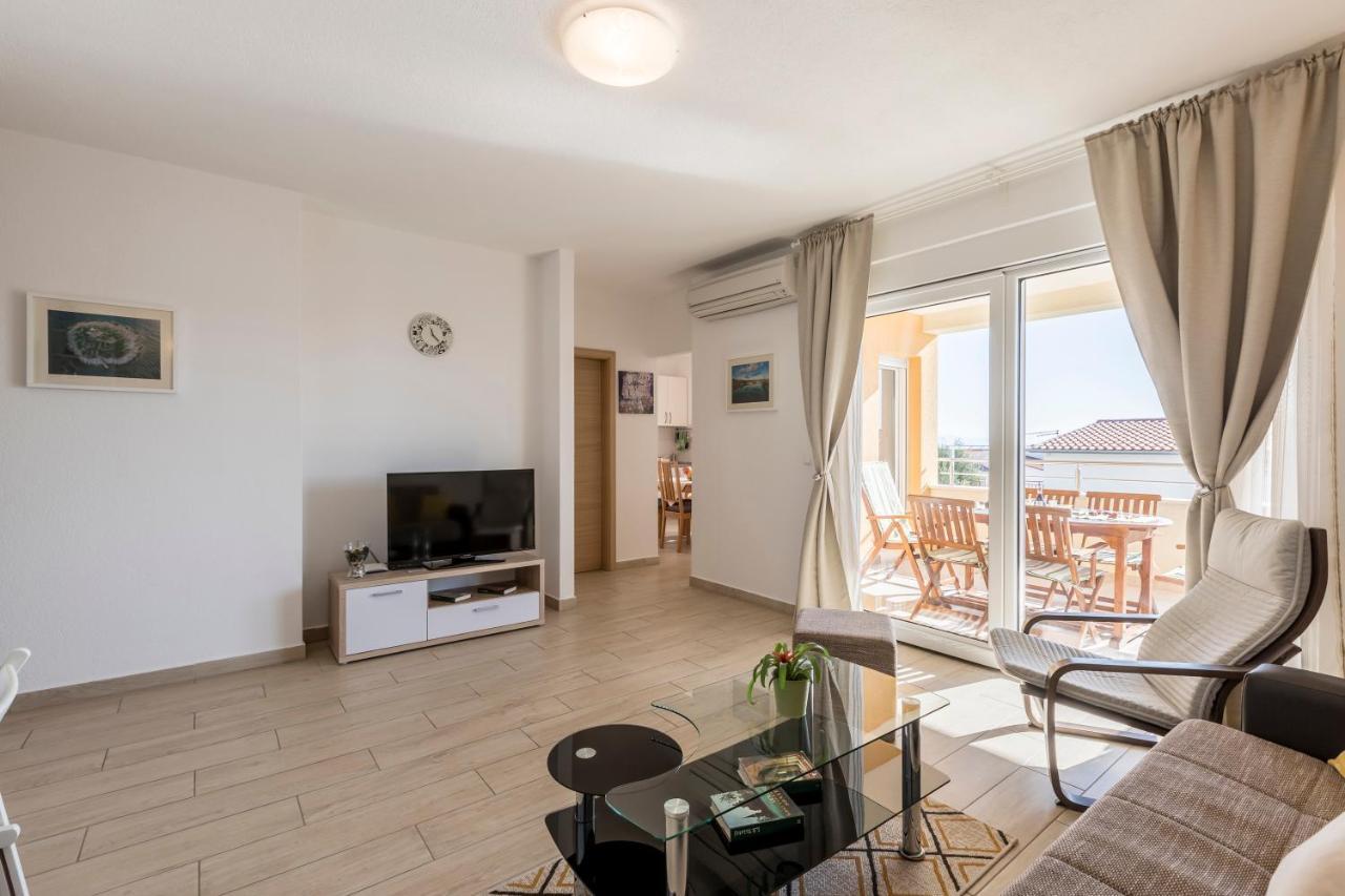 Apart Sa Terasom 250M Od Plaze,Parking,Wi Fi,Rostilj Trogir Eksteriør bilde
