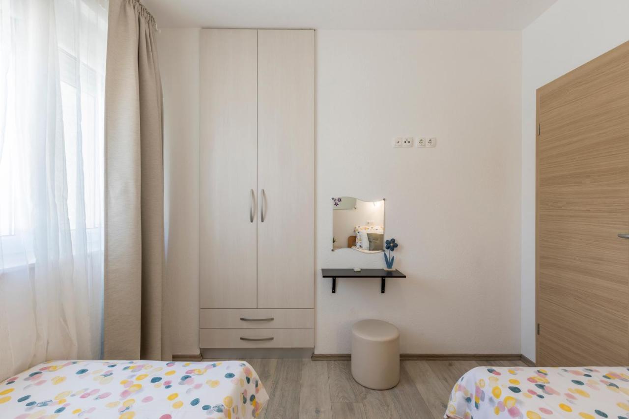Apart Sa Terasom 250M Od Plaze,Parking,Wi Fi,Rostilj Trogir Eksteriør bilde