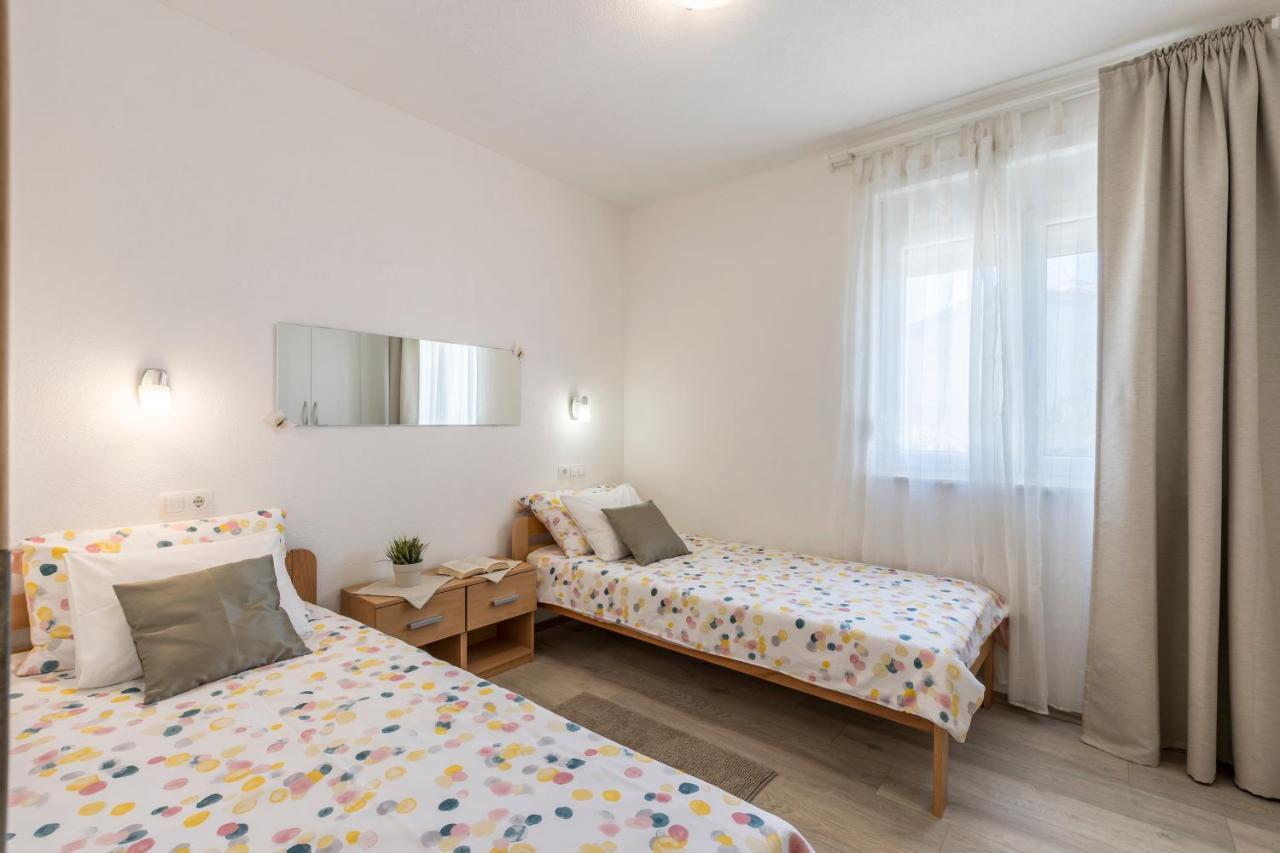 Apart Sa Terasom 250M Od Plaze,Parking,Wi Fi,Rostilj Trogir Eksteriør bilde