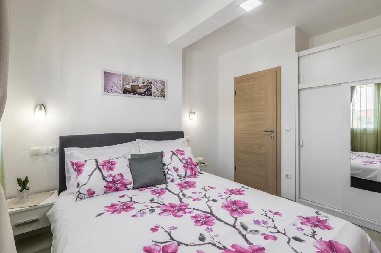Apart Sa Terasom 250M Od Plaze,Parking,Wi Fi,Rostilj Trogir Eksteriør bilde