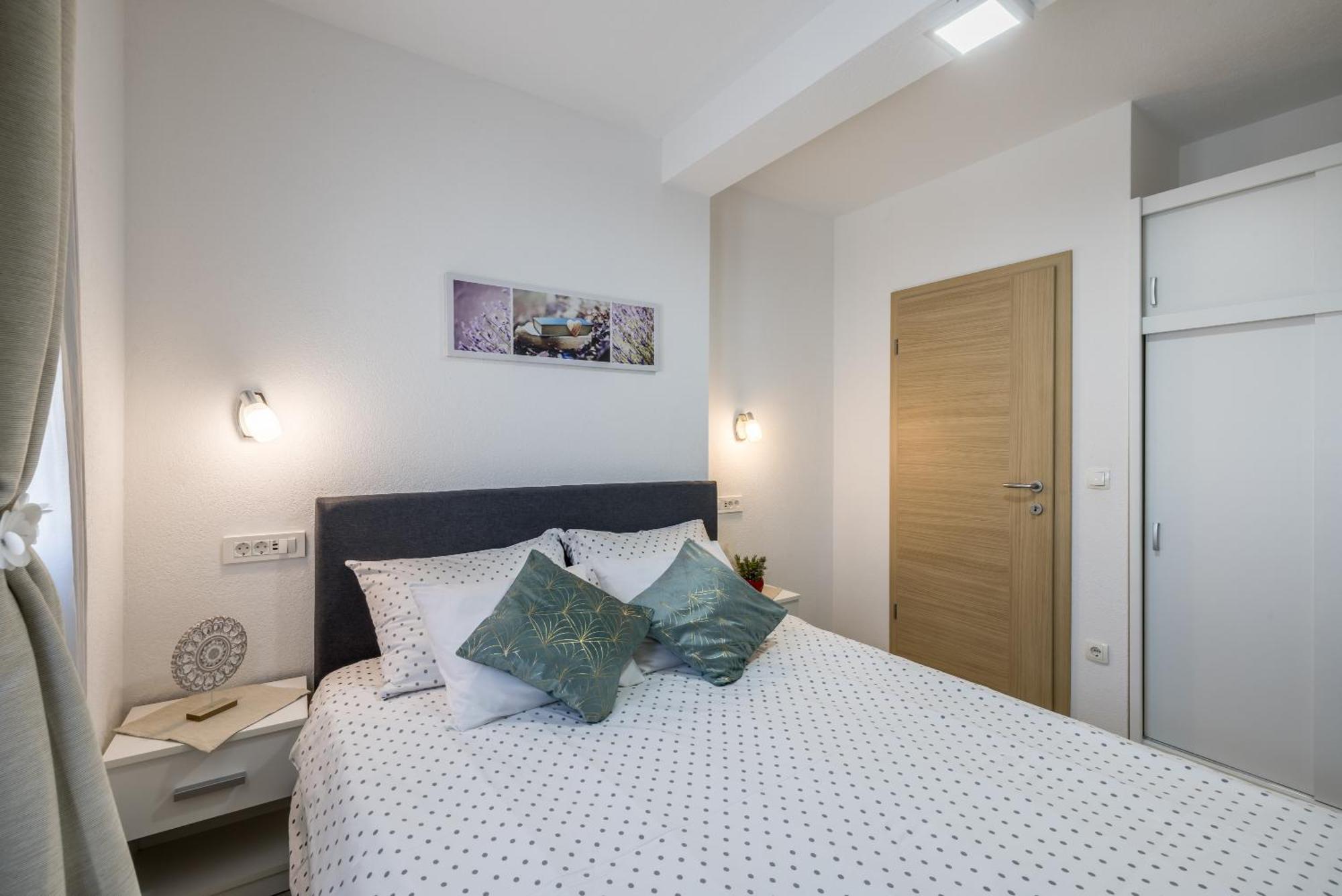 Apart Sa Terasom 250M Od Plaze,Parking,Wi Fi,Rostilj Trogir Eksteriør bilde