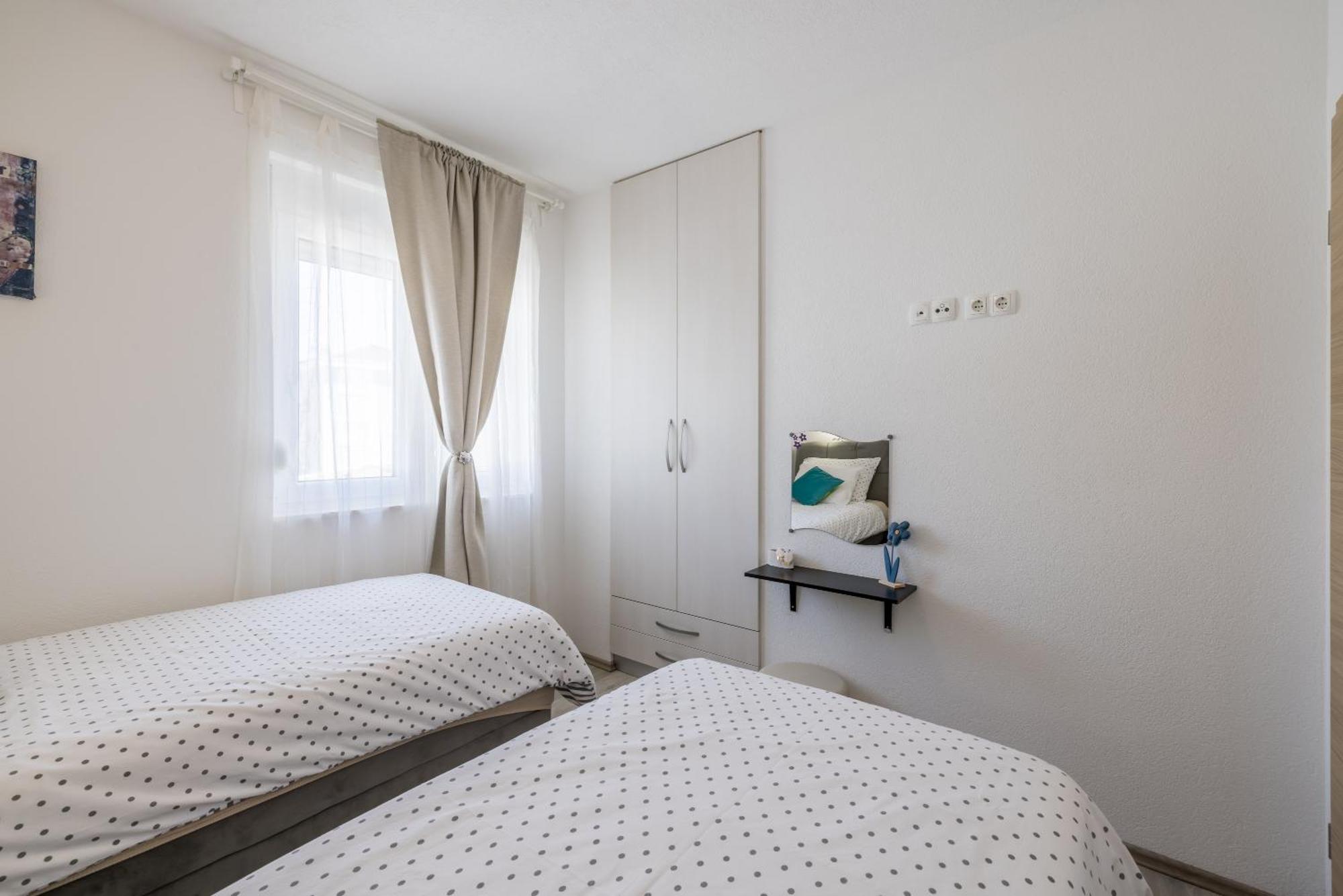 Apart Sa Terasom 250M Od Plaze,Parking,Wi Fi,Rostilj Trogir Eksteriør bilde