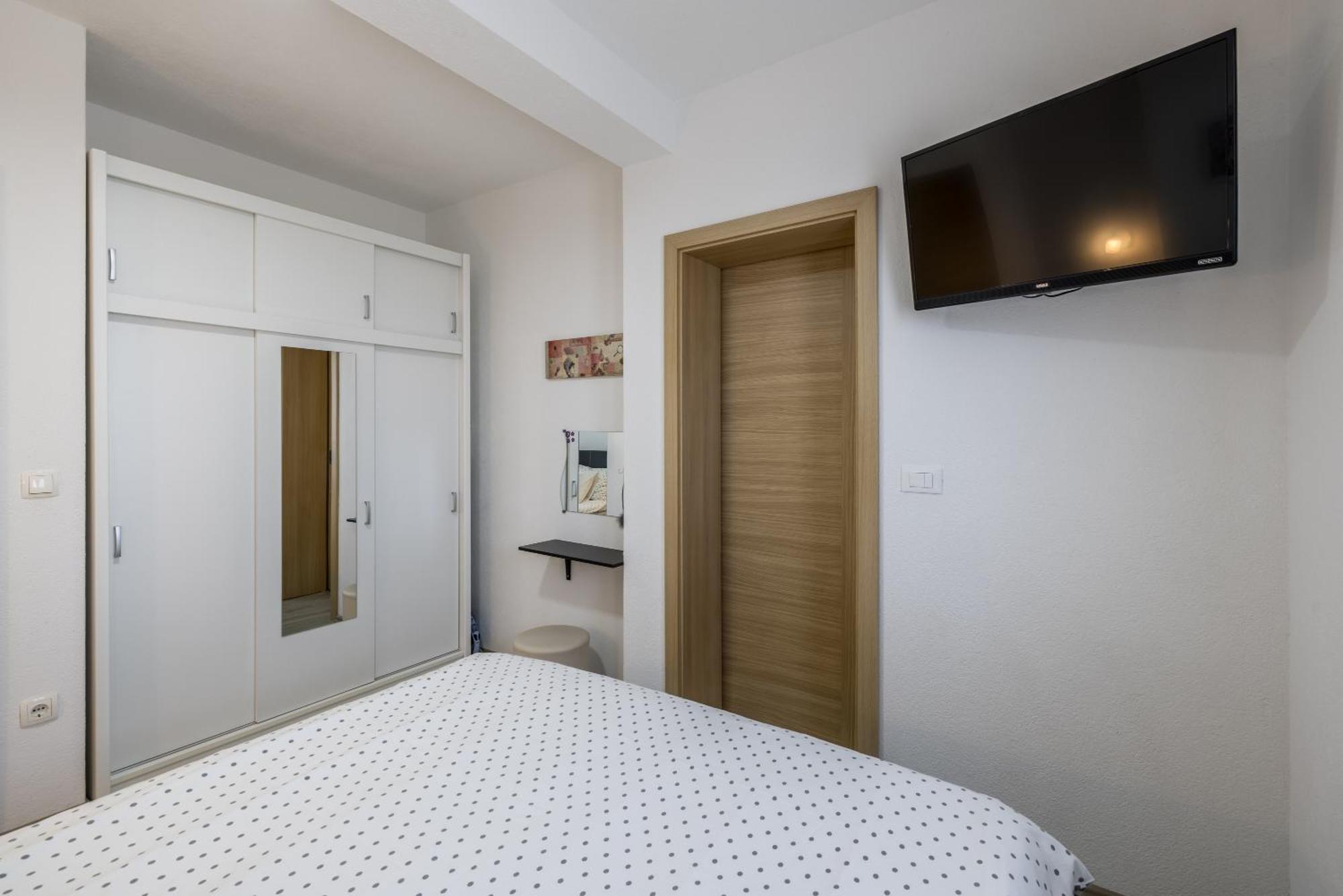 Apart Sa Terasom 250M Od Plaze,Parking,Wi Fi,Rostilj Trogir Eksteriør bilde