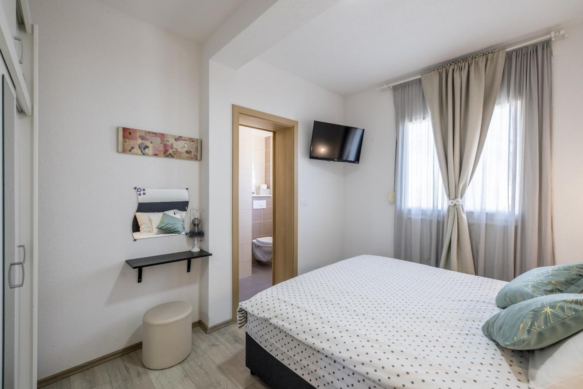 Apart Sa Terasom 250M Od Plaze,Parking,Wi Fi,Rostilj Trogir Eksteriør bilde