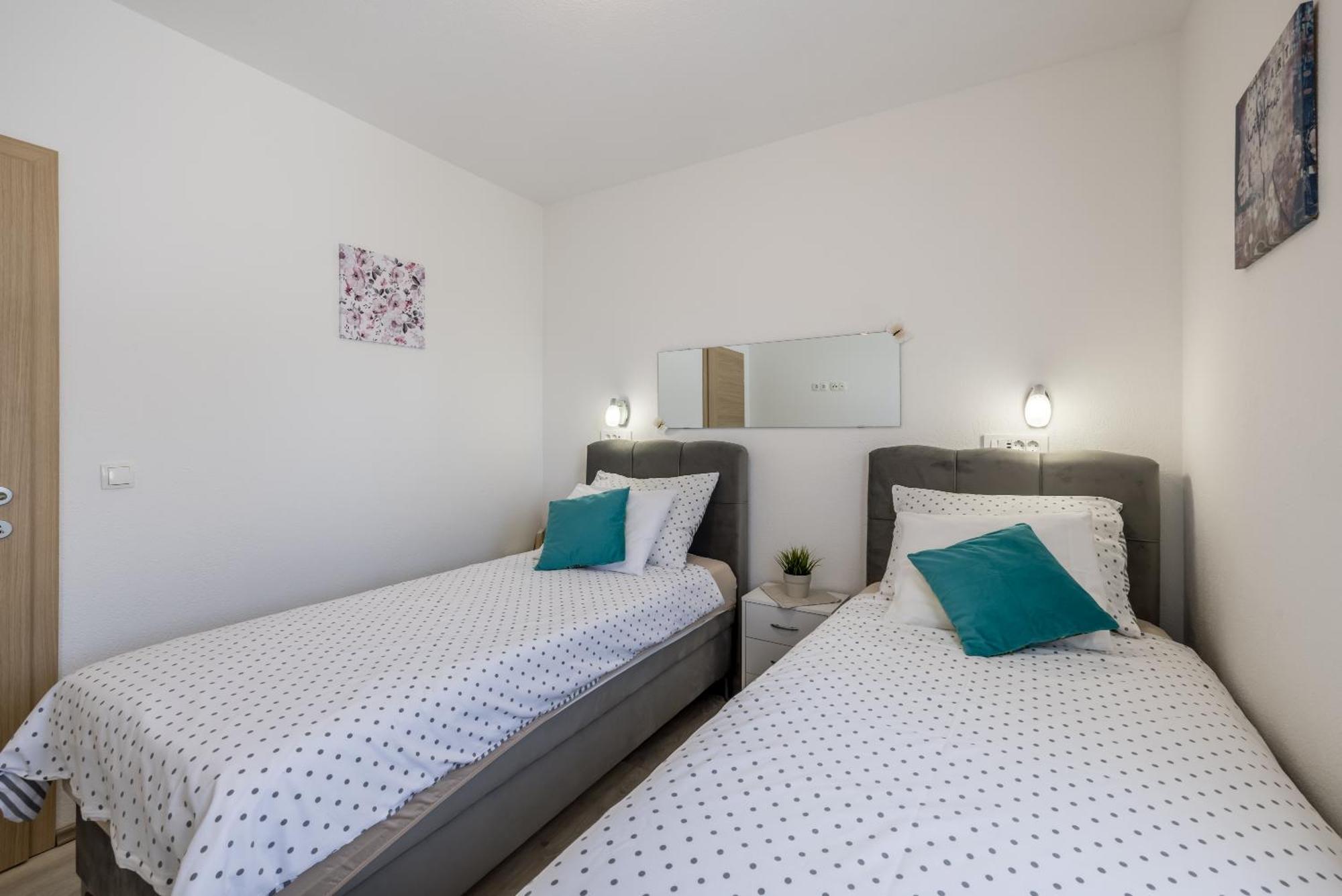 Apart Sa Terasom 250M Od Plaze,Parking,Wi Fi,Rostilj Trogir Eksteriør bilde