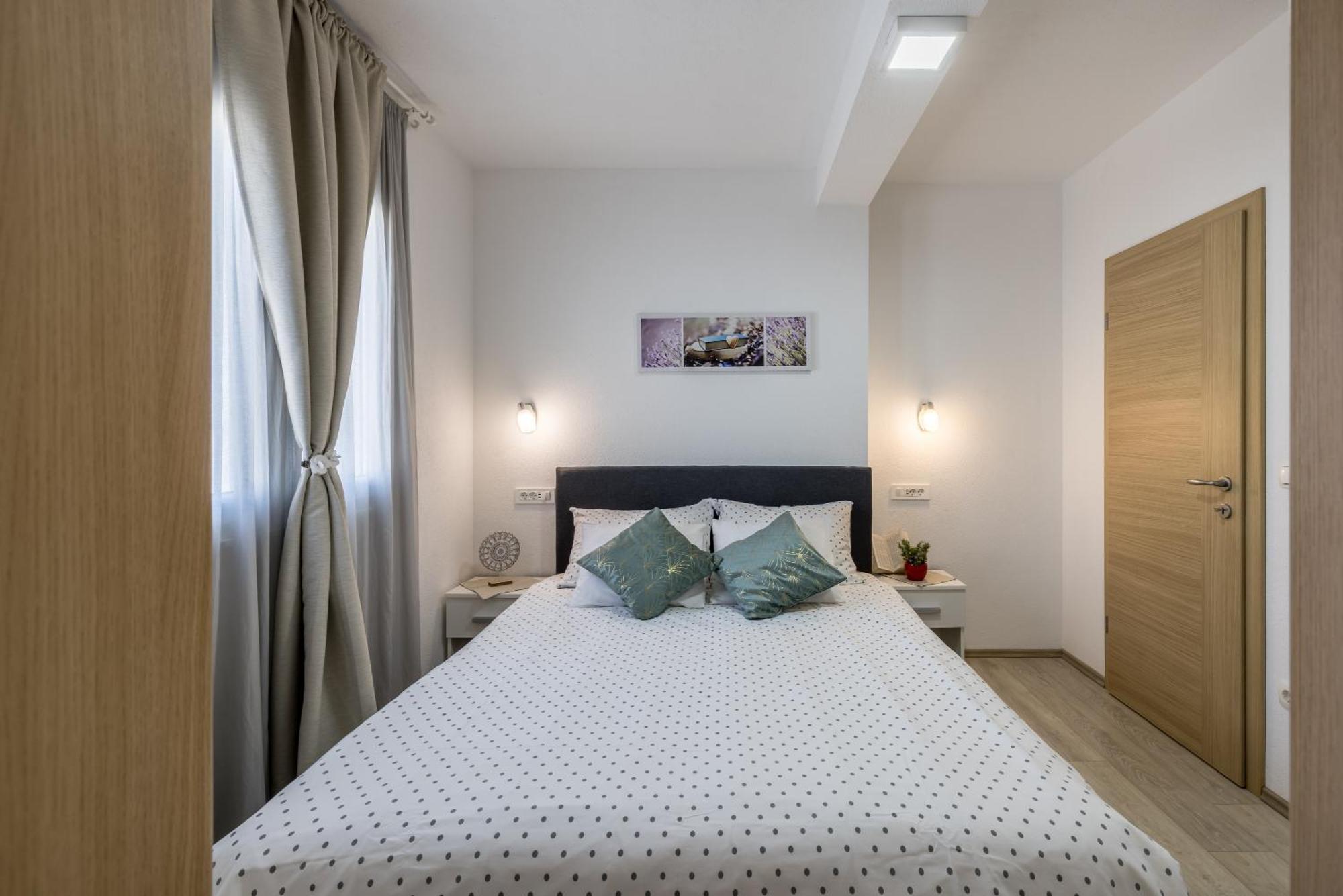 Apart Sa Terasom 250M Od Plaze,Parking,Wi Fi,Rostilj Trogir Eksteriør bilde