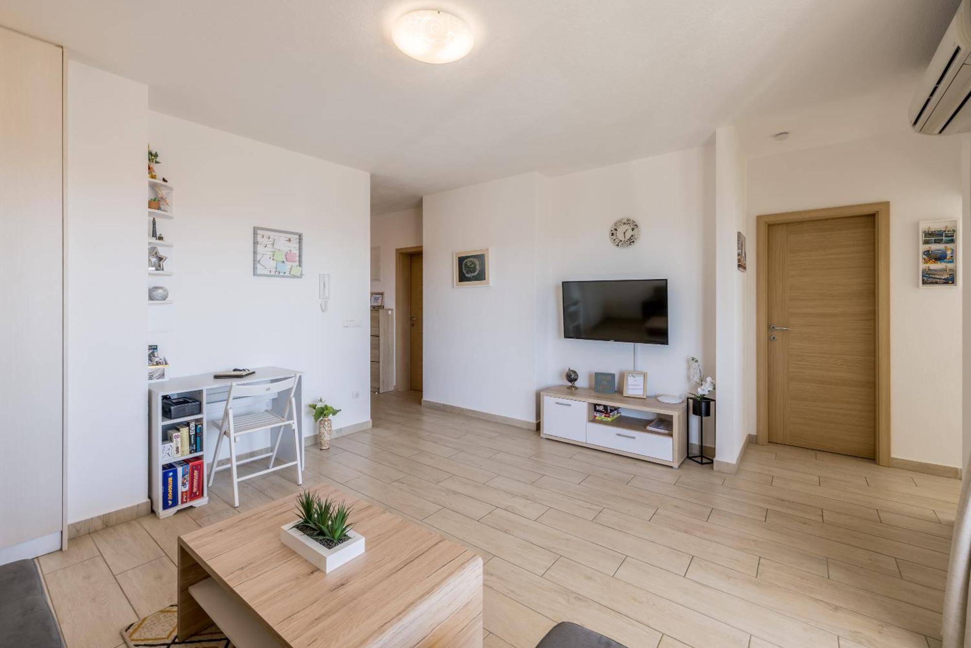 Apart Sa Terasom 250M Od Plaze,Parking,Wi Fi,Rostilj Trogir Eksteriør bilde