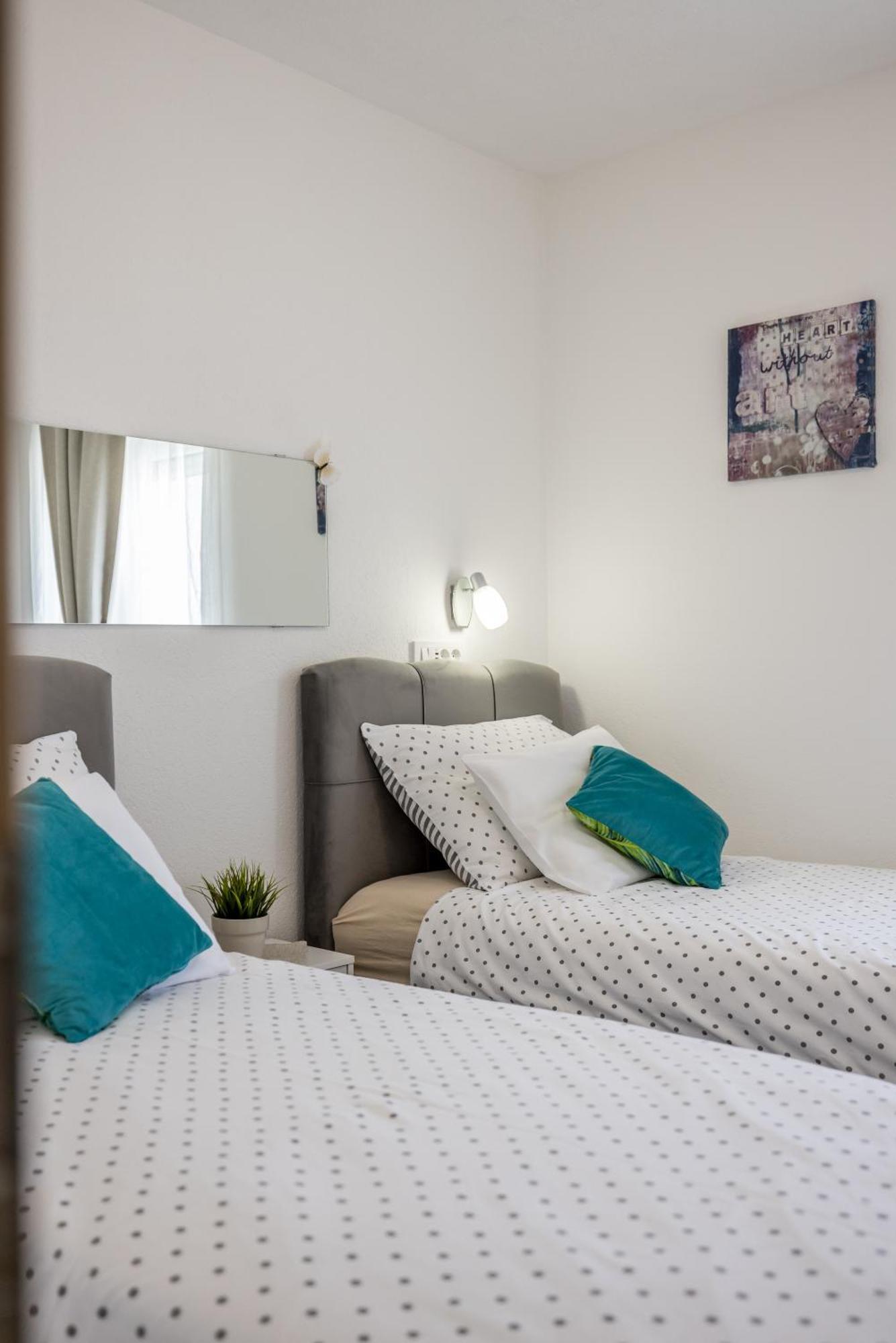 Apart Sa Terasom 250M Od Plaze,Parking,Wi Fi,Rostilj Trogir Eksteriør bilde