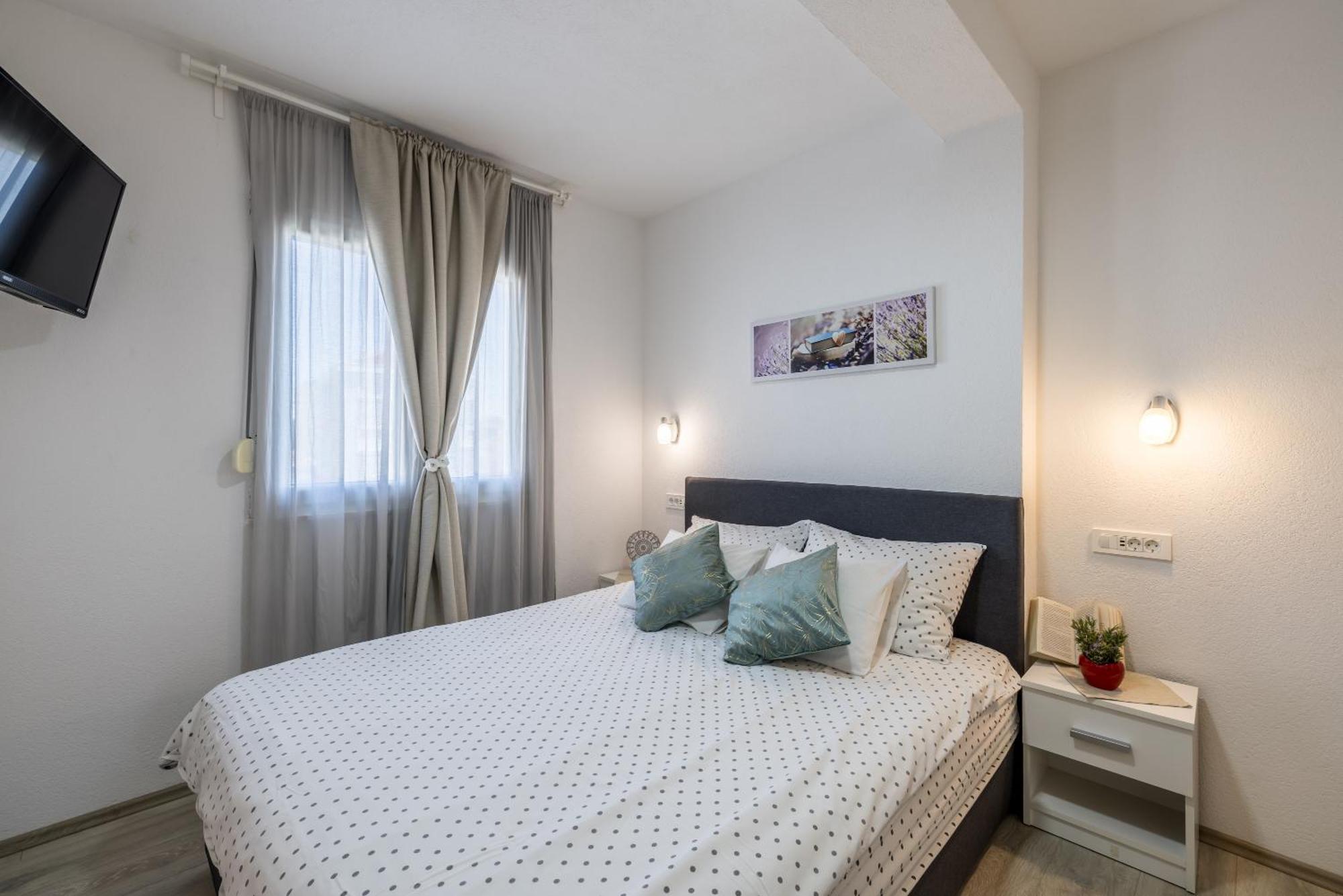 Apart Sa Terasom 250M Od Plaze,Parking,Wi Fi,Rostilj Trogir Eksteriør bilde
