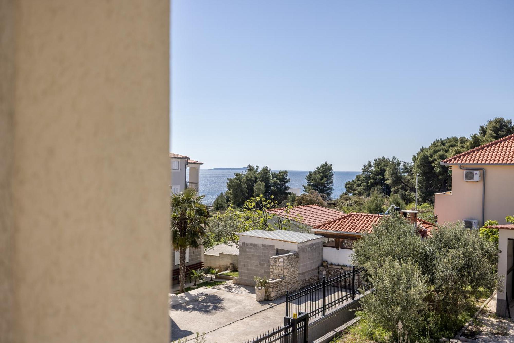 Apart Sa Terasom 250M Od Plaze,Parking,Wi Fi,Rostilj Trogir Eksteriør bilde